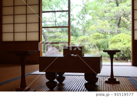 日本家屋の縁側に置かれた将棋盤 日本建築2 日本家屋の縁側に置かれた将棋盤 日本建築2 93519577
