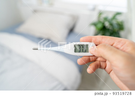 体温計　検温　体温測定　37.9℃ 93519728