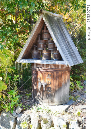 石畳の坂道にある馬籠宿に設置されている消防設備 93520771