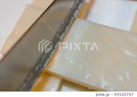 のし餅を切る 93520797