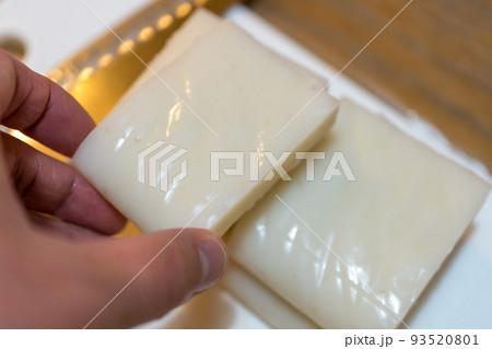 のし餅を切る 93520801