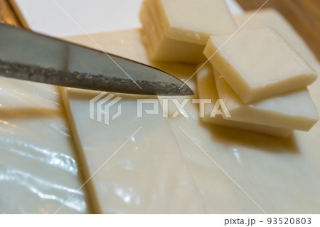 のし餅を切る 93520803