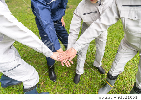 ビジネスイイメージ 円陣を組む ビジネスイイメージ 円陣を組む 93521061