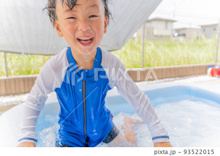 ビニールプールで遊ぶ男の子 93522015