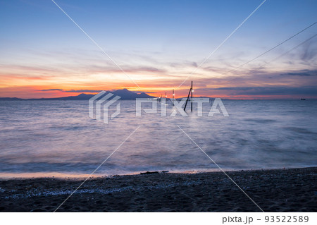 夕暮れの有明海の夕焼けが長部田海床路の海を染める 93522589