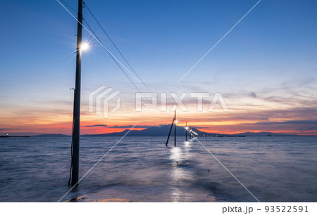 夕暮れの有明海の夕焼けが長部田海床路の海を染める 93522591