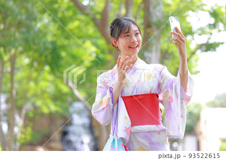 テレビ電話で話す浴衣の女性_ミドル5 テレビ電話で話す浴衣の女性_ミドル5 93522615