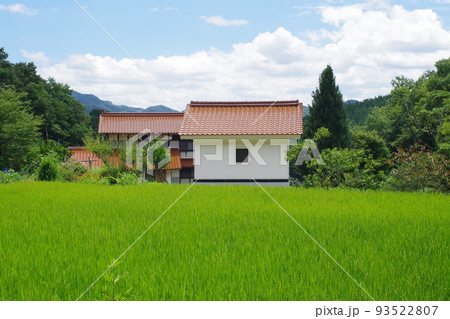 邑南町夏の田園風景と民家の景色 93522807