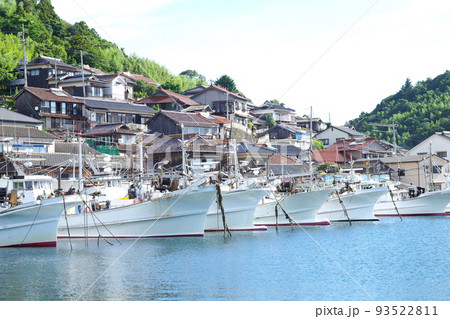 萩大島の漁船の係留風景 93522811
