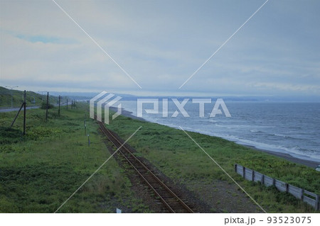 オホーツク海に沿って走るJR北海道・釧網本線ローカル列車 オホーツク海に沿って走るJR北海道・釧網本線ローカル列車 93523075