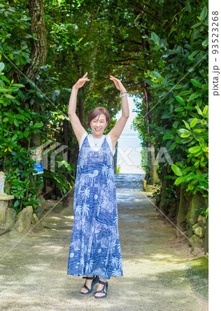 樹齢数百年のフクギの木が並ぶ砂の道を歩く旅ガール、沖縄のパワースポット「フクギ並木」 樹齢数百年のフクギの木が並ぶ砂の道を歩く旅ガール、沖縄のパワースポット「フクギ並木」 93523268