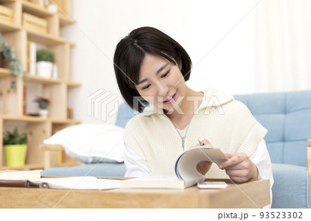 勉強をする若い女性 93523302
