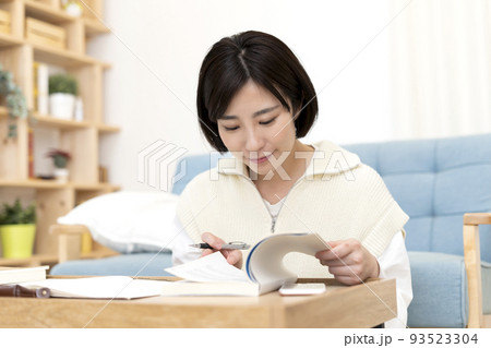 勉強をする若い女性 勉強をする若い女性 93523304