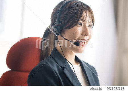 オペレーター・コールセンターの女性イメージ オペレーター・コールセンターの女性イメージ 93523313