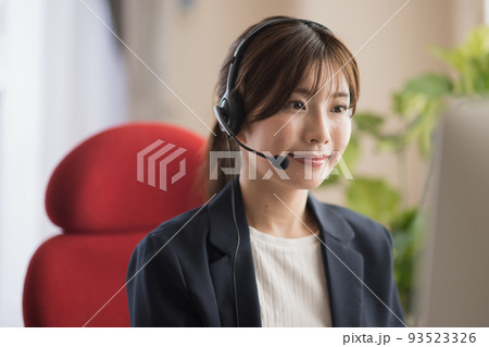 オペレーター・コールセンターの女性イメージ オペレーター・コールセンターの女性イメージ 93523326