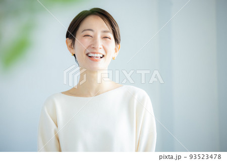 ショートヘアの女性 ショートヘアの女性 93523478