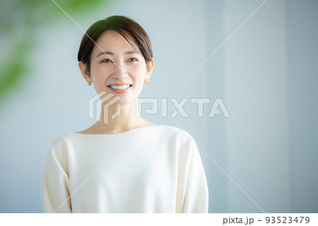 ショートヘアの女性 ショートヘアの女性 93523479