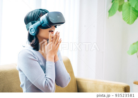 VRを楽しむ女性 VRを楽しむ女性 93523581