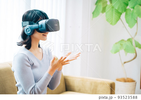 VRを楽しむ女性 VRを楽しむ女性 93523588