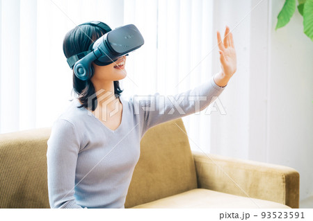 VRを楽しむ女性 93523591