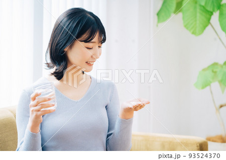薬を飲む女性 93524370