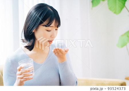 薬を飲む女性 薬を飲む女性 93524373