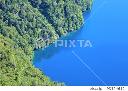夏の北海道、鏡のように澄みきった限りなくブルーの摩周湖 93524612
