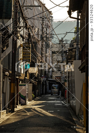 京都祇園・早朝の路地裏 93524620