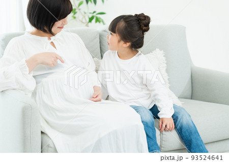 第二子を妊娠中の女性 93524641