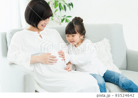第二子を妊娠中の女性 93524642