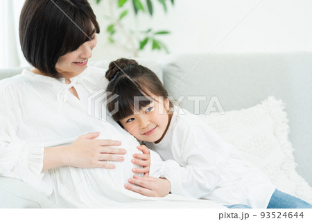 第二子を妊娠中の女性 93524644