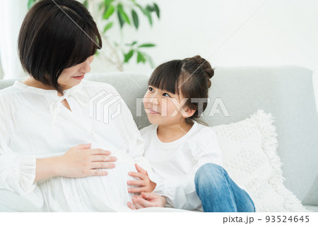 第二子を妊娠中の女性 93524645