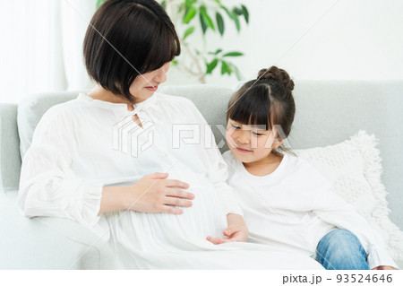 第二子を妊娠中の女性 93524646