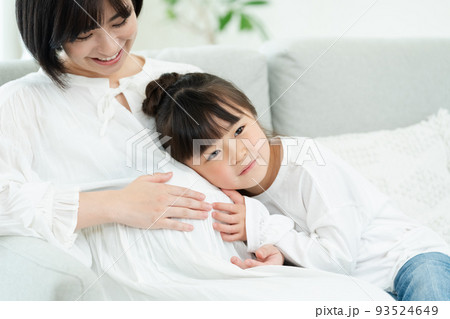 第二子を妊娠中の女性 第二子を妊娠中の女性 93524649