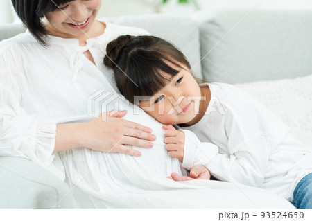 第二子を妊娠中の女性 93524650