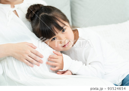 第二子を妊娠中の女性 93524654