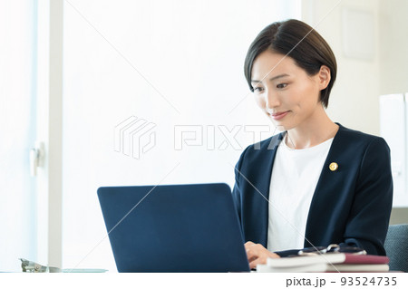 事務作業をする弁護士女性 事務作業をする弁護士女性 93524735