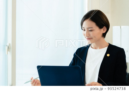 事務作業をする弁護士女性 93524738