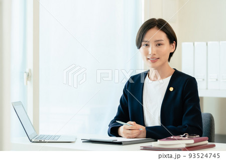 事務作業をする弁護士女性 93524745