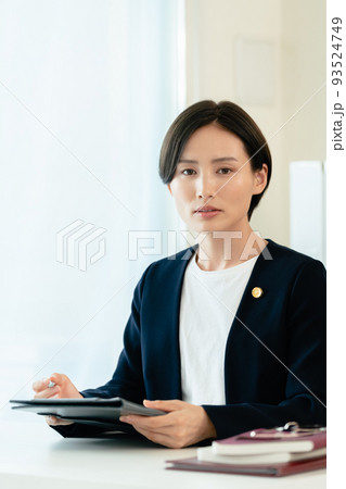 事務作業をする弁護士女性 事務作業をする弁護士女性 93524749