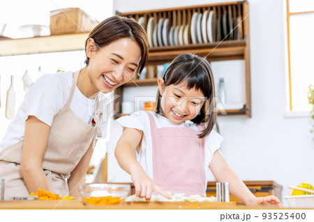 料理をする親子 93525400