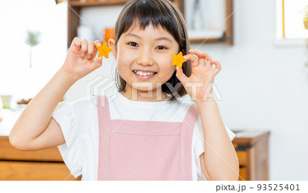 型抜きしたにんじんを持つ女の子 93525401