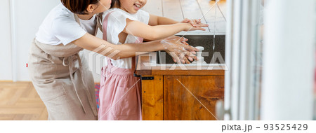 料理前に手を洗う親子　 93525429