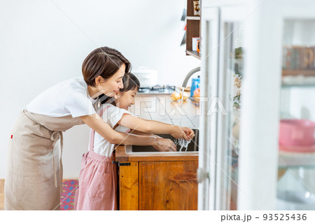 料理前に手を洗う親子 料理前に手を洗う親子 93525436