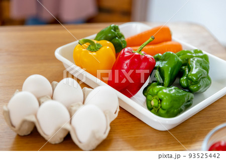 野菜と卵 93525442
