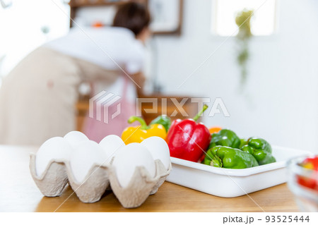 キッチンで手を洗う親子 キッチンで手を洗う親子 93525444