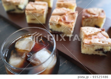 アイスコーヒーとアーモンド風味の手作り焼き菓子 93525486