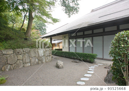 「碧水園」内の手前「能楽堂」と奥に「茶室」(宮城県白石市) 93525668