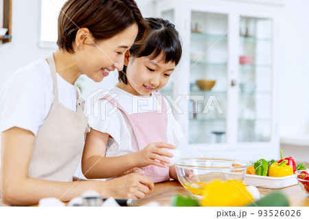 親子で料理をする 親子で料理をする 93526026
