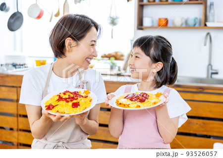 オムライスが完成して喜ぶ親子 93526057